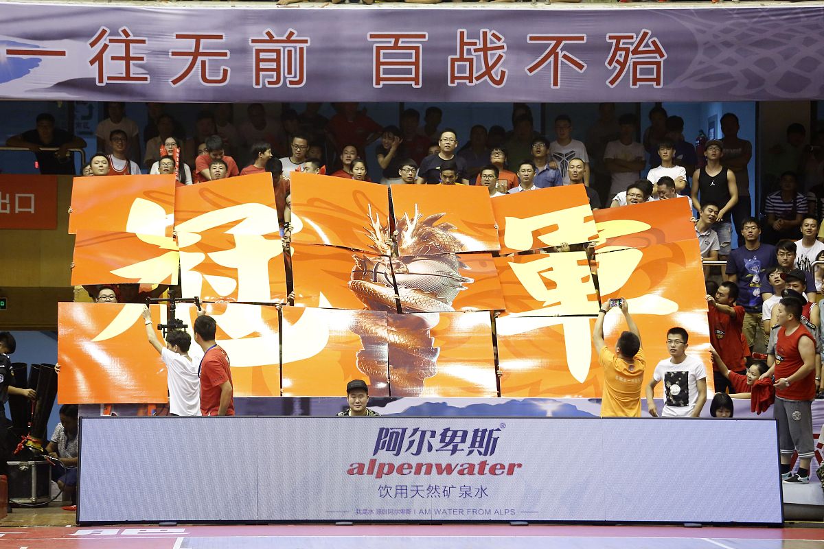 队员誓死拼搏，比赛精彩连连
