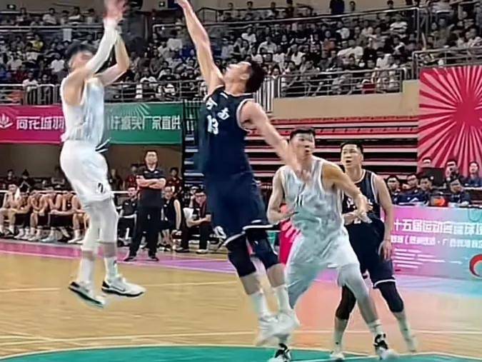 河南男篮精湛表现，赢得阵阵掌声