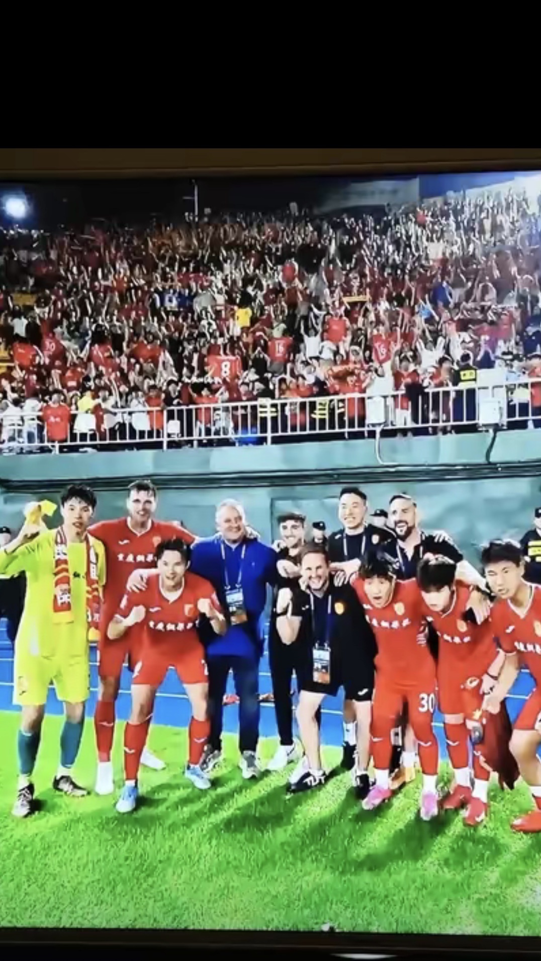 著名球员在比赛中表现抢眼，赢得掌声