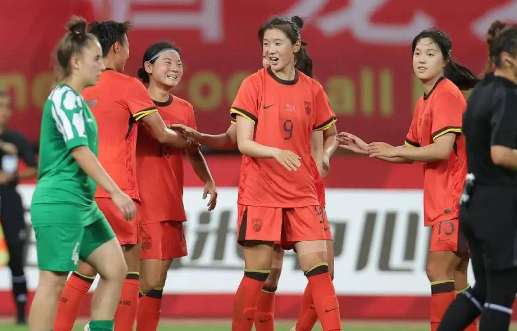 国际足球盛宴：中国女足表现不俗摘得国际女足赛冠军