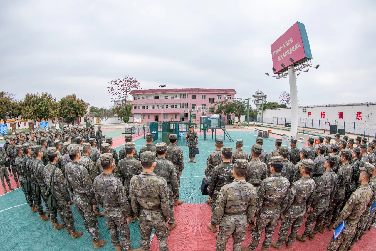 特训成功！球队集体参加军事训练，团结一致的简单介绍